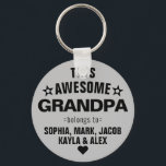 Deze Geweldige opa behoort tot Vaderdag grijs Sleutelhanger<br><div class="desc">Deze Geweldige opa opa behoort tot Star Vaderdag Grey Black Sleutelhanger en personaliseert deze met de namen van uw kinderen.</div>