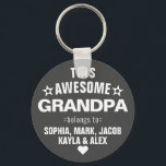 Deze Geweldige opa behoort tot Vaderdag grijs Sleutelhanger<br><div class="desc">Deze Geweldige opa opa behoort tot Star Vaderdag Dark Grey White Sleutelhanger personaliseer deze met de namen van uw kinderen.</div>