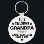 Deze Geweldige opa behoort tot Vaderdag Sleutelhanger<br><div class="desc">Deze Geweldige opa opa behoort tot Star Vaderdag Black White Sleutelhanger en personaliseert deze met de namen van uw kinderen.</div>