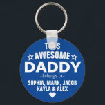 Deze Geweldige papa behoort tot Vaderdag Blue Sleutelhanger<br><div class="desc">Deze Geweldige pappa behoort tot Star Vaderdag Classic Blue Sleutelhanger Personaliseert deze met de namen van uw kinderen.</div>