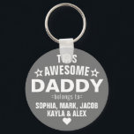 Deze Geweldige papa behoort tot Vaderdag Grey Sleutelhanger<br><div class="desc">Deze Geweldige pappa behoort tot Star Vaderdag Silver Grey Sleutelhanger personaliseer deze met de namen van uw kinderen.</div>