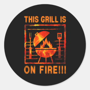 Deze Grill Staat In Brand Bbq B-b-q R-b-q Grappig Ronde Sticker