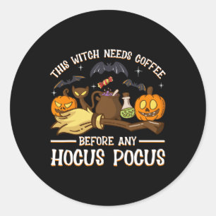 deze heks heeft koffie nodig voor elke hocus pocus ronde sticker
