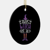 Deze heks is 30th Funny Spooky Halloween Birthday Keramisch Ornament (Rechts)