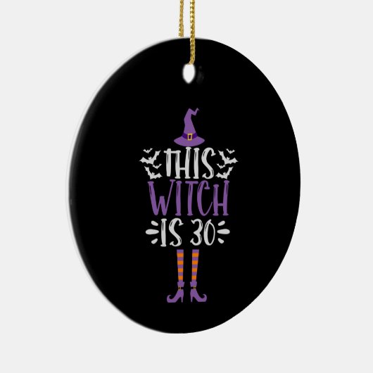 Deze heks is 30th Funny Spooky Halloween Birthday Keramisch Ornament (Rechts)