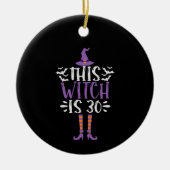 Deze heks is 30th Funny Spooky Halloween Birthday Keramisch Ornament (Voorkant)