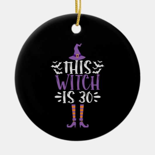 Deze heks is 30th Funny Spooky Halloween Birthday Keramisch Ornament (Voorkant)