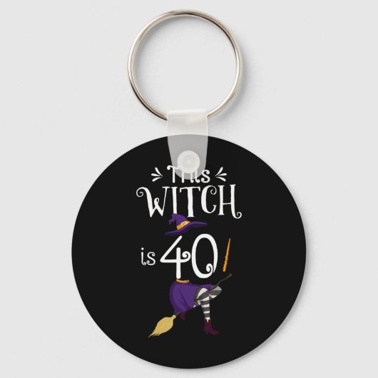 Deze heks is 40 Halloween Birthday Witch Sleutelhanger (Voorkant)