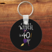 Deze heks is 40 Halloween Birthday Witch Sleutelhanger (Voorkant)