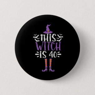 Deze heks is 40th Funny Spooky Halloween Birthday Ronde Button 5,7 Cm