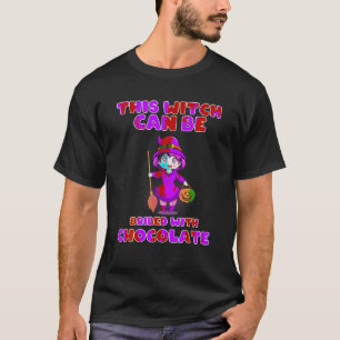 Deze heks kan met chocolade grappige hal worden om t-shirt