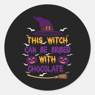 Deze heks kan worden omgekocht met chocolade Hallo Ronde Sticker