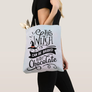 Deze heks kan worden omgekocht met chocolade hallo tote bag