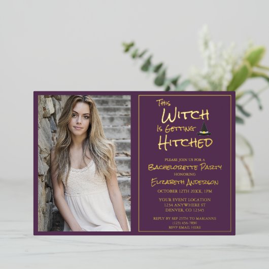 Deze heks krijgt gehitte Bachelorette party Folie Uitnodiging (Staand Voorkant)