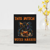 Deze Heks Stemt Op Kamala Harris Halloween Griezel Kaart (Gele Bloem)