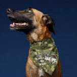 Deze hond houdt van vis Black Bass Camo Dog Pet Bandana<br><div class="desc">Een coole groene camobandana voor de hond die graag met zijn eigenaar aan wal,  op de boot of op de kajak vist. Dit ontwerp heeft een grote baars.</div>