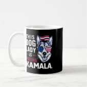 Deze hondendame stemt op Kamala Koffiemok (Links)