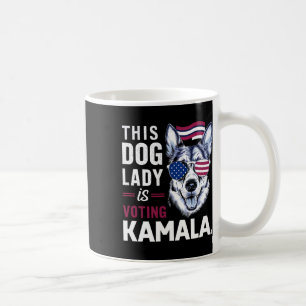 Deze hondendame stemt op Kamala Koffiemok