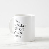 Deze huisvrouw draait op Grace & Coffee Mok (Voorkant links)