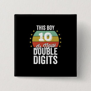 Deze jongen 10 is nu dubbele cijfers verjaardag vierkante button 5,1 cm