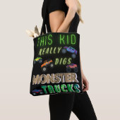 Deze jongen is dol op monstertrucks tote bag (Dichtbij)