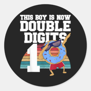 Deze Jongen Is Dubbele Cijfers 10e Verjaardag Grap Ronde Sticker