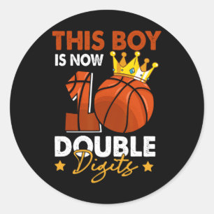 Deze jongen is nu 10 dubbelcijferige Basketball 10 Ronde Sticker