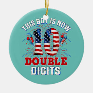 Deze jongen is nu 10 dubbele cijfers 4 juli dag. keramisch ornament