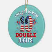 Deze jongen is nu 10 dubbele cijfers 4 juli dag. keramisch ornament (Links)