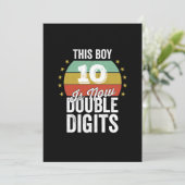 Deze jongen is nu 10 dubbele cijfers verjaardag kaart (Staand voorkant)