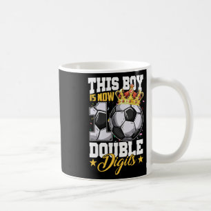 Deze jongen is nu 10, dubbele cijfers Voetbal 10 j Koffiemok