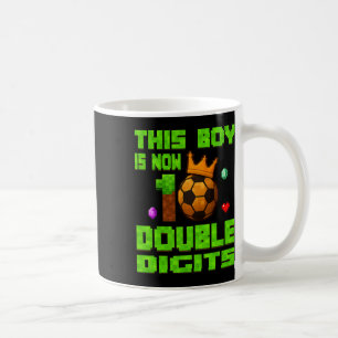Deze jongen is nu 10, dubbele cijfers Voetbal 10 j Koffiemok