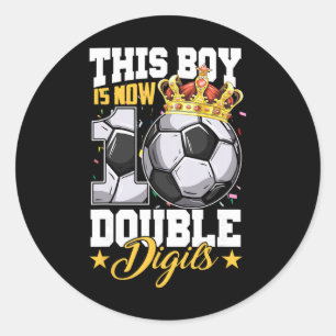 Deze jongen is nu 10 dubbele cijfers Voetbal 10 ja Ronde Sticker