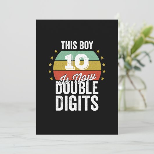 Deze jongen is nu 10 en dubbele cijfers verjaardag kaart (Staand voorkant)