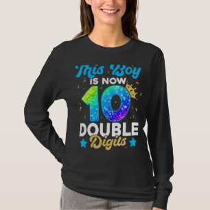 Deze jongen is nu 10 jaar oud, twee cijfers. t-shirt