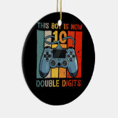 Deze jongen is nu 10 jaar oude jongen met twee cij keramisch ornament (Rechts)