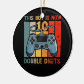 Deze jongen is nu 10 jaar oude jongen met twee cij keramisch ornament (Links)