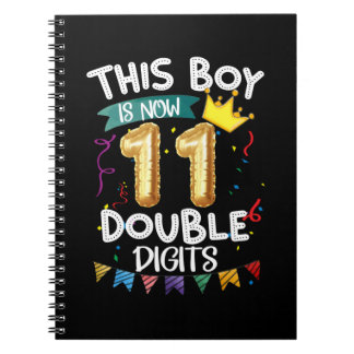 Deze jongen is nu 11 dubbelcijferige jongen van 11 notitieboek
