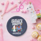 Deze jongen is nu 2 cijfers grappige 10e verjaarda papieren bordje (Feest)