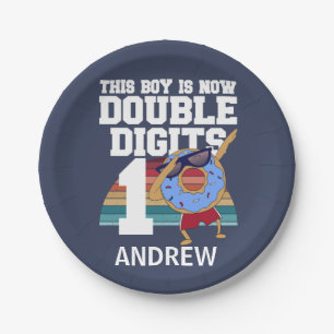 Deze jongen is nu 2 cijfers grappige 10e verjaarda papieren bordje