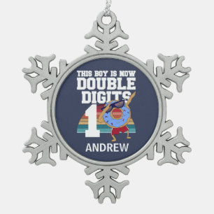 Deze jongen is nu 2 cijfers grappige 10th Birthday Tin Sneeuwvlok Ornament