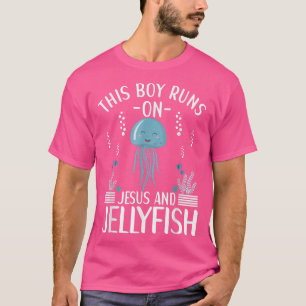 Deze jongen loopt op Jezus en kwallen. T-shirt