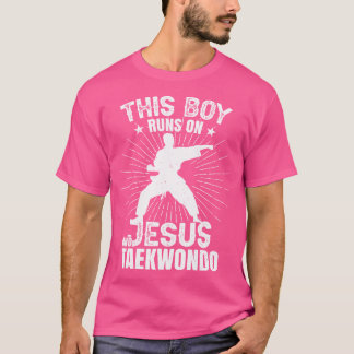 Deze jongen loopt op Jezus en Taekwondo. T-shirt