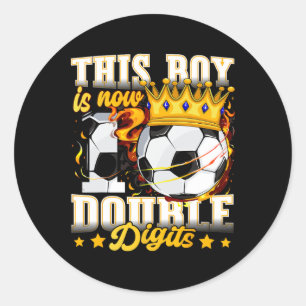 Deze jongen nu 10 dubbele cijfers voetbal 10 jaar  ronde sticker