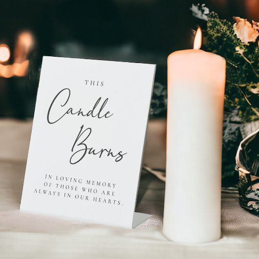 Deze kaars brandt in liefdevolle herinnering reclamebord met voetstuk