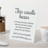Deze kaars brandt zwart script memorial bruiloft reclamebord met voetstuk (Insitu)