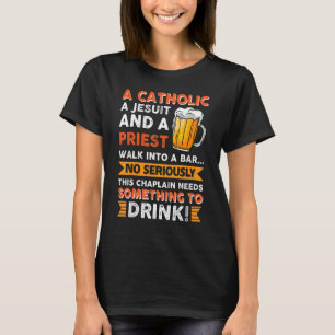 Deze kapelaan heeft iets nodig om te Drinken T-shirt