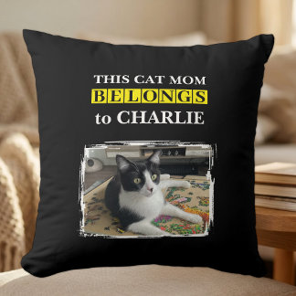 Deze kattenmoeder is van naam foto zwart geel kussen