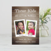 Deze Kinderen gaan trouwen Foto's Wood Funny Save The Date (Staand voorkant)