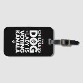 Deze kinderloze hondendame stemt Kamala-verkiezing Bagagelabel (Voorkant (horizontaal))